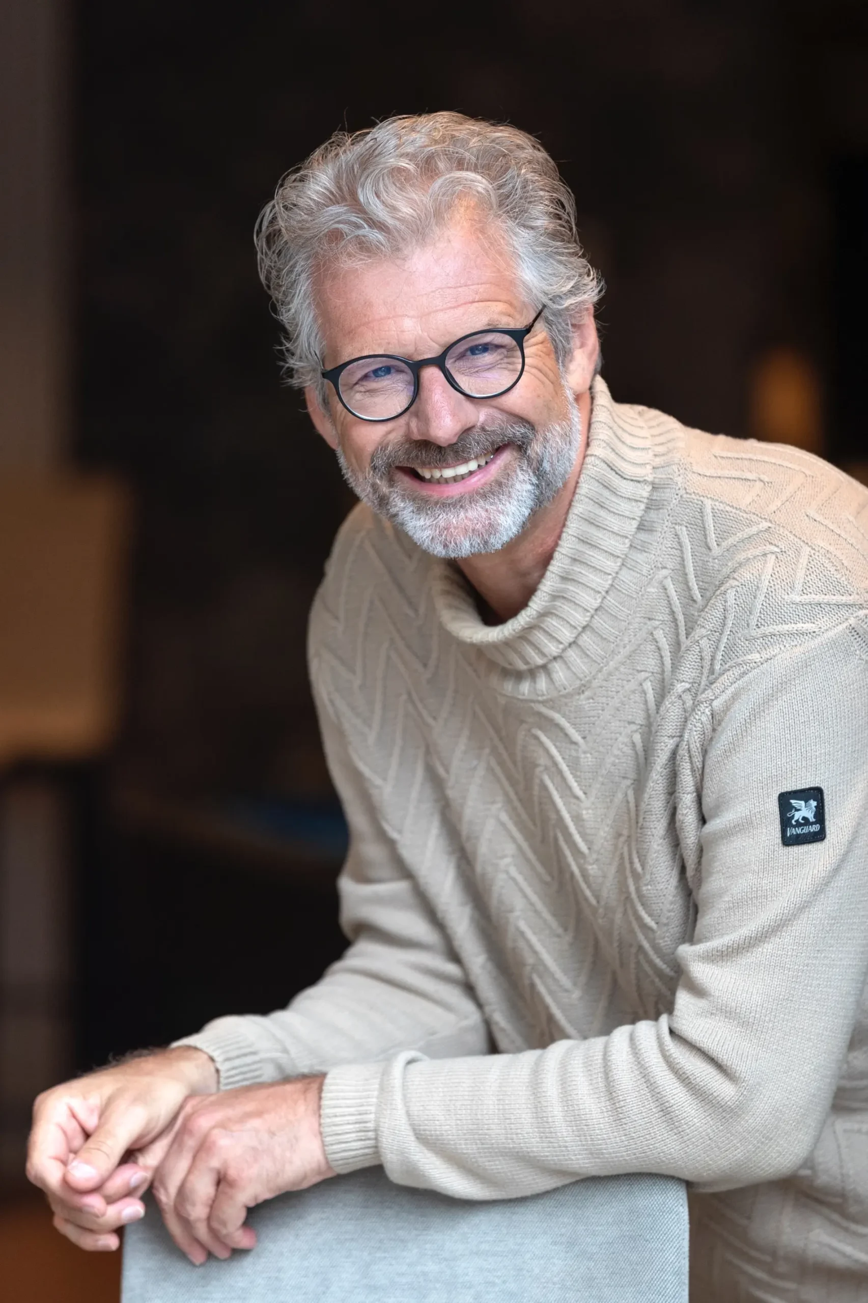 Op de foto sta Bob, tijdmiljonair en levensgenieter. Ik ben geen traditionele coach, maar mentor en ervaringsdeskundige. Een mentor is geen reisleider maar een reisgenoot.  Is dit het nou? Het kan écht anders, ontdek hoe op jouw voorwaarden. Leef als tijdmiljonair en kies voor balans tussen tijd, vrijheid en geld.  Tijdmiljonair worden: leef met rust, vrijheid en balans.  Vind balans tussen tijd, vrijheid en geld.  Tijdmiljonairs hechten meer waarde aan tijd dan aan geld. Ze zijn rijk in tijd en kiezen welzijn boven welvaart. Niet omdat geld onbelangrijk is, maar het is geen doel op zich. Tijdmiljonairs hebben een betere balans tussen tijd en geld.  Nooit overwerken. Tijd voor lange reizen. Weinig stress. Een gezonde werk-privébalans. ’s Avonds nooit e-mails.  Ik help je rust, vrijheid en richting te vinden. Helder krijgen wie je bent en kiezen voor wat echt bij je past.  Persoonlijk inzicht en groei. Ontdekken wie je écht bent en hoe je trouw blijft aan jezelf. Je unieke blauwdruk leren kennen via Human Design. Inzicht krijgen in belemmerende overtuigingen. Je bewust worden van jezelf én de wereld om je heen. Leren kijken vanuit andere perspectieven. Jouw waarden definiëren – leven vanuit jouw waarden. Manieren om stress en irritatie te verminderen. Kiezen voor balans tussen tijd, vrijheid en geld. Praktische levenswijsheid Mijn kennis, ervaring en levenslessen als tijdmiljonair met je delen. Leven vanuit rust, eenvoud en bewuste keuzes. De wet van positieve uitstraling en aantrekking toepassen. Je mooiste leven leren visualiseren – en het zelf vormgeven. Financiële bewustwording Anders leren denken over geld – en omgekeerd leren rekenen: wat heb ik nu écht nodig? Inzicht krijgen in je inkomsten, vaste en variabele kosten – verbeteren en besparen. Je lange termijn financiële situatie vastleggen via een persoonlijk financieel model. Begeleiding bij je eenmanszaak (ZZP), boekhouding, jaarrekening en belastingaangifte. Wat je van mij mag verwachten Iemand die naar je luistert, je spiegelt en niets raar vindt. Praktische inzichten én ruimte voor reflectie. Op een andere manier leren kijken. Geen vaste methode, geen quick fix – maar begeleiding die echt bij jou past.  Verlangt naar meer rust, vrijheid en richting in je leven. Voelt dat je in een systeem leeft dat niet (meer) bij je past. Geld verdient, maar tijd tekortkomt. Op routine draait, maar zingeving mist. Weet: het kan anders, maar niet hoe. Wilt leven op jouw voorwaarden – met ruimte voor wie jij écht ben.